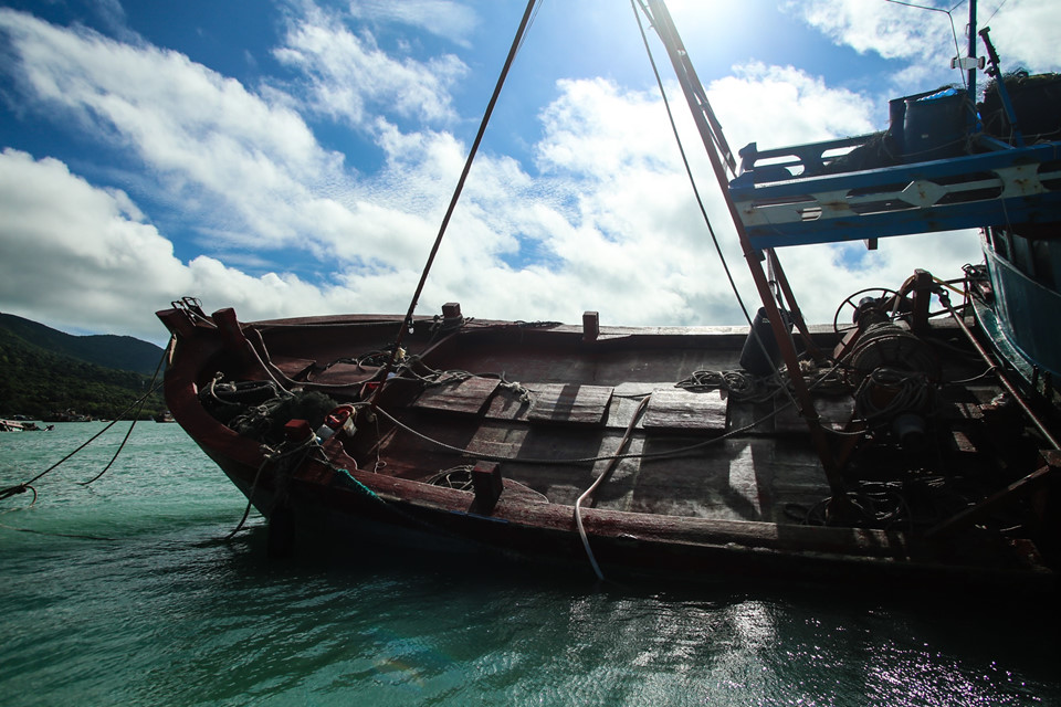 12 tàu cá ở Côn Đảo bị bão số 16 đánh chìm và hư hỏng